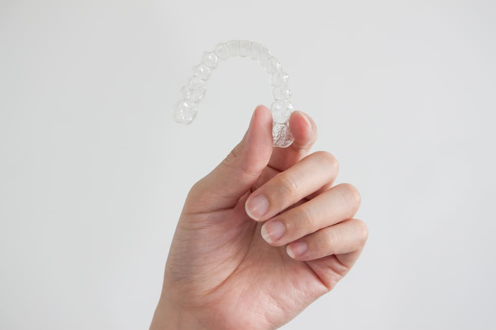 Como limpar o Invisalign: cuidados essenciais para manter seus alinhadores transparentes e seguros